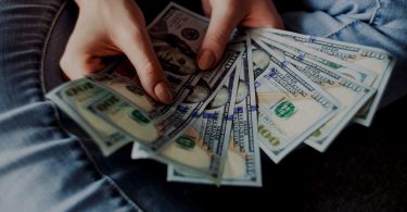 Як перестати витрачати гроші: 4 поради від економістів