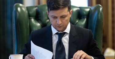 Зеленський підписав низку законів про валютні кредити