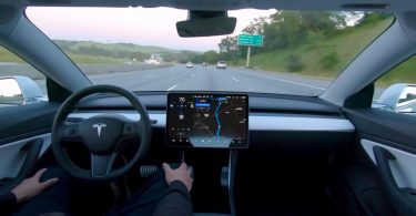 Tesla поділиться автопілотом з іншими марками