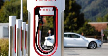 Tesla відкриє свої станції зарядки для електрокарів інших марок