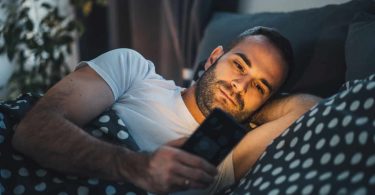 Нічний режим на смартфонах не допомагає краще спати