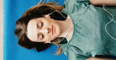 Дослідники з'ясували, яку музику люди слухають упродовж дня