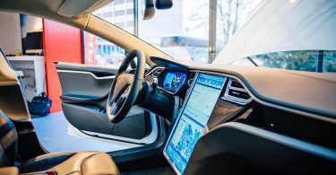 Інженери Tesla: Ілон Маск сильно прикрашає можливості автопілота
