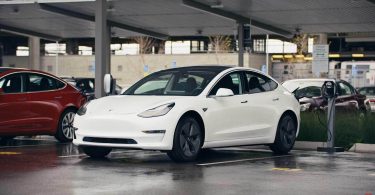 Tesla відзвітувала про рекордні продажі на тлі дефіциту чіпів