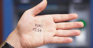 Нейромережа навчилася вгадувати PIN-код карти по руху пальців