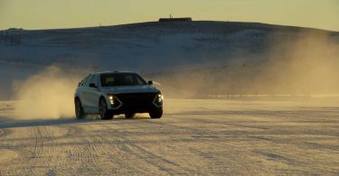 Cadillac випробує свій перший електрокросовер у пустелях та Арктиці