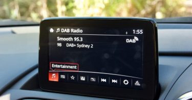 Мультимедійна система Mazda зламалася через радіостанцію
