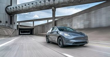 Tesla виключила провід для заряджання зі списку стандартного оснащення електрокарів