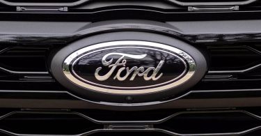 Ford відкликає десятки тисяч машин. У них загоряються двигуни